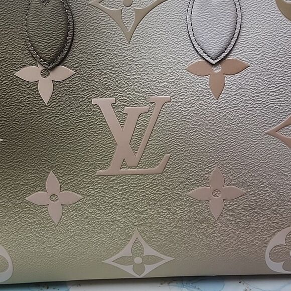 NEW!! RARE!!! Louis Vuitton Giant Monogram ONTHEGO MM Sunset Kaki Tote Bag Purse - Picture 3 of 16